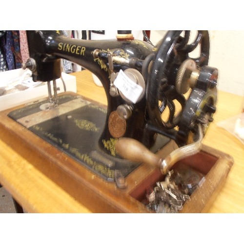 318 - VINTAGE SINGER SEWING MACHINE, WITH MANUAL HANDLE.