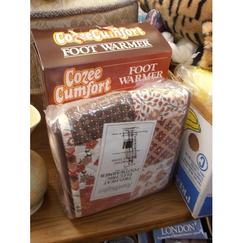 393 - RETRO COZEE COMFORT FOOT WARMER . NEW/BOXED.