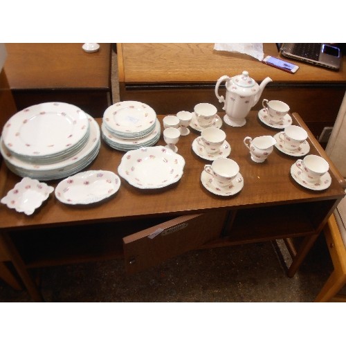 411 - VINTAGE PARAGON FINE BONE CHINA DINNER AND TEA SERVICE. AT LEAST 42 PIECES. PRETTY ROSE-BUD DESIGN.