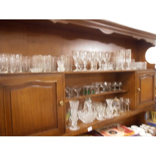 428 - LARGE QUANTITY OF RETRO GLASSWARE. INC WINE, COCKTAIL, TUMBLER, SHOT, ALSO VASES AND OTHER.