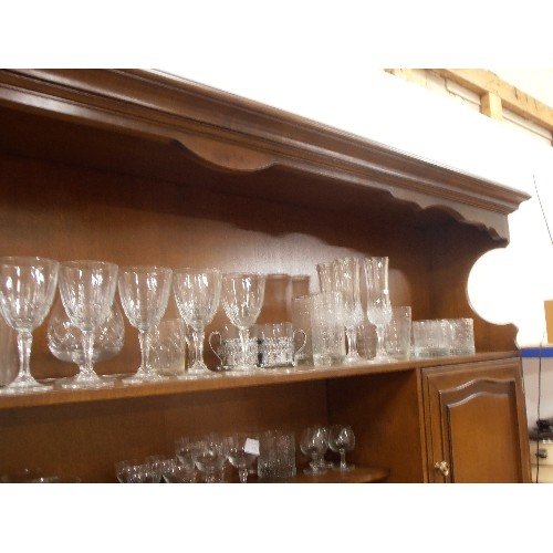 428 - LARGE QUANTITY OF RETRO GLASSWARE. INC WINE, COCKTAIL, TUMBLER, SHOT, ALSO VASES AND OTHER.