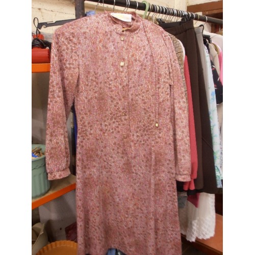 443 - FABULOUS RAIL OF VINTAGE/RETRO LADIES CLOTHING IN GOOD CLEAN CONDITION. INCLUDES WINDSMOOR, EASTEX, ... 