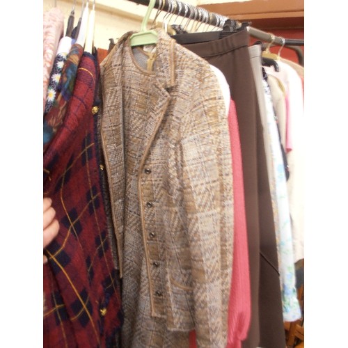 443 - FABULOUS RAIL OF VINTAGE/RETRO LADIES CLOTHING IN GOOD CLEAN CONDITION. INCLUDES WINDSMOOR, EASTEX, ... 