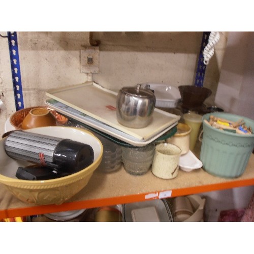 440 - VERY LARGE RETRO VINTAGE KITCHENALIA LOT. INC LARGE GRIPSTAND MIXING BOWL, DENBY, DOLLY PEGS, TOWER ... 