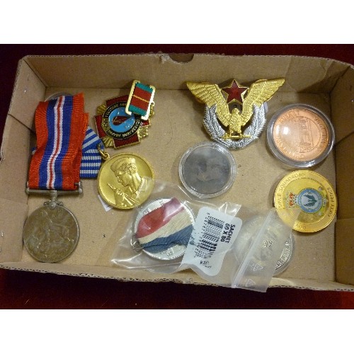 31 - BOX OF COLLECTABLES - YUGOSLAVIA AIR FORCE ENAMEL PIN BADGE, 1939-45 DEFENCE MEDAL, SOVIET MEDAL - C... 