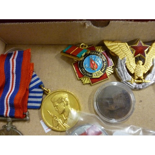 31 - BOX OF COLLECTABLES - YUGOSLAVIA AIR FORCE ENAMEL PIN BADGE, 1939-45 DEFENCE MEDAL, SOVIET MEDAL - C... 