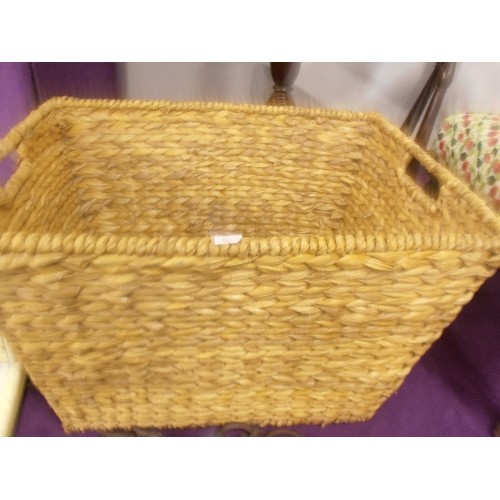 92 - GOOD SELECTION OF BASKETS INCLUDING WICKER SHOPPING BASKETS ETC