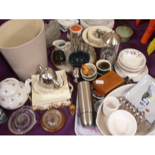 131 - LARGE RETRO-VINTAGE MIXED KITCHENALIA LOT. INC CROCKERY, TEA-POTS, FLAN DISHES, GLASS LEMON SQUEEZER... 