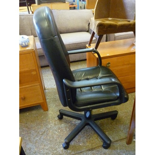 233 - LARGE OFFICE SWIVEL CHAIR. VERY COMFORATBLE. BLACK FAUX LEATHER. WITH ARMS.