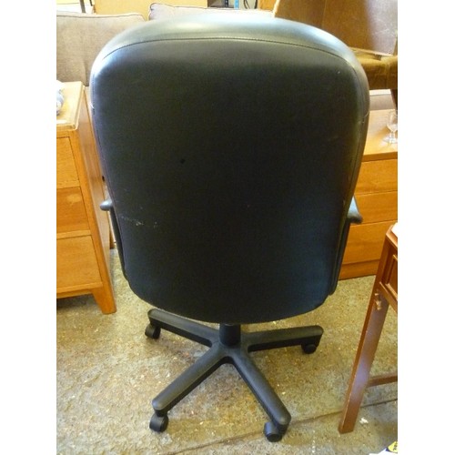 233 - LARGE OFFICE SWIVEL CHAIR. VERY COMFORATBLE. BLACK FAUX LEATHER. WITH ARMS.