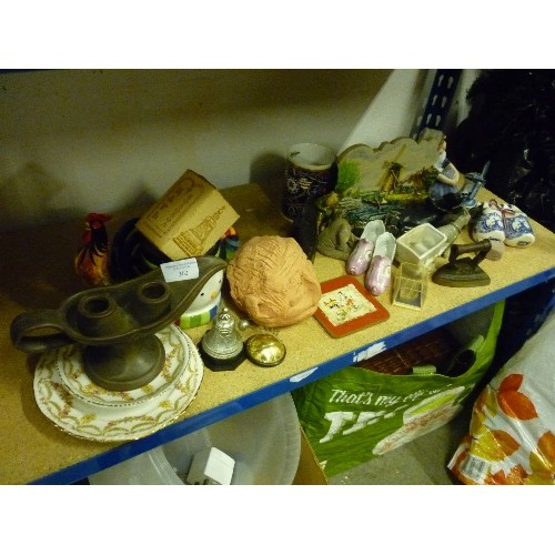 362 - SHELF OF MIXED VINTAGE CERAMIC ITEMS.