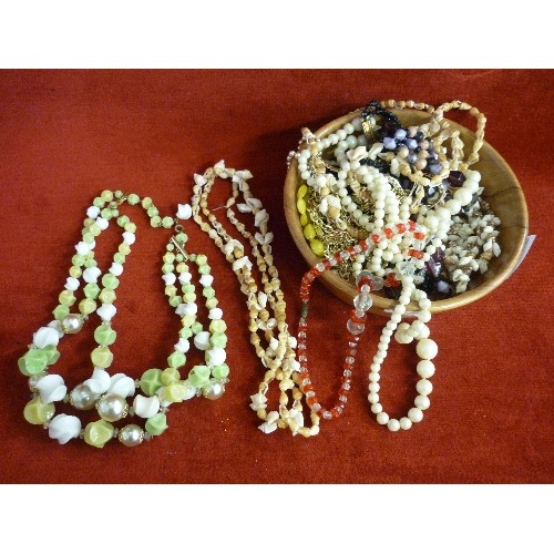 8 - WOODEN BOWL OF COSTUME JEWELLERY NECKLACES IN SHELL, METAL AND BEADS