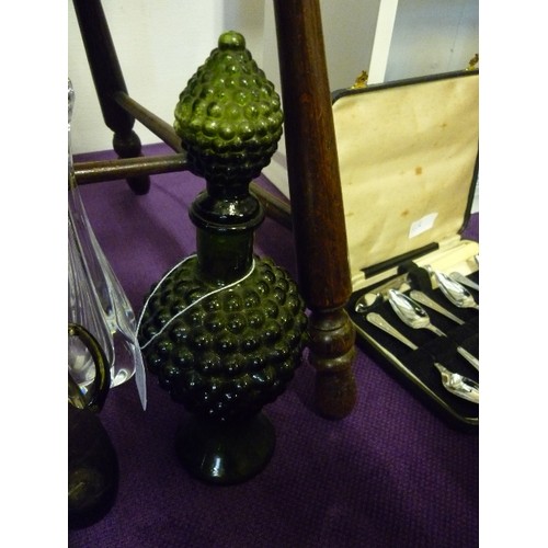 93B - GREEN BOBBLE GLASS DECANTER GREEN BUD VASE, PURPLE BUD VASE AND 3 OTHER GLASS ITEMS