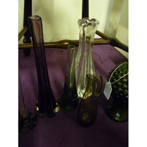 93B - GREEN BOBBLE GLASS DECANTER GREEN BUD VASE, PURPLE BUD VASE AND 3 OTHER GLASS ITEMS