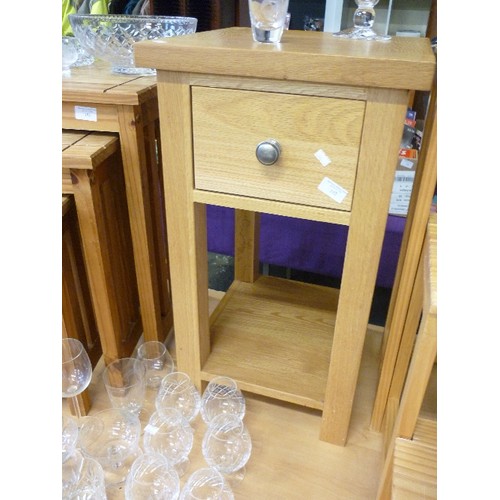 152 - SOLID OAK SIDE TABLE/CABINET. VGC. 1 DRAWER. 68CM H.