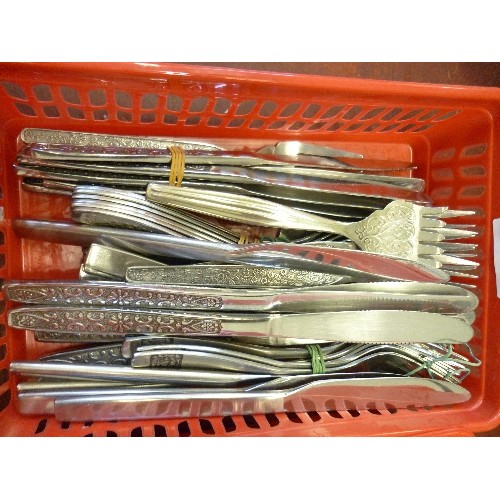 166 - QUANTITY OF GOOD QUALITY RETRO STAINLESS STEEL CUTLERY.