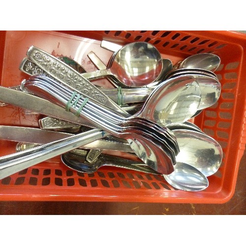 166 - QUANTITY OF GOOD QUALITY RETRO STAINLESS STEEL CUTLERY.