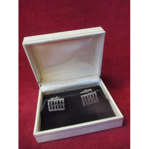 68 - PAIR OF SOLID SILVER DESIGNER CUFFLINKS 1975  - MODERNIST GRID DESIGN - LONDON HALLMARK, BY J D S WE... 