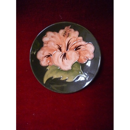 1 - A MOORCROFT HIBISCUS PATTERN PIN DISH IN CORAL AND GREEN, WITH IMPRESSED MARK - 12CM DIA