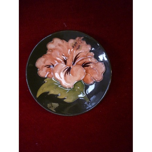 1 - A MOORCROFT HIBISCUS PATTERN PIN DISH IN CORAL AND GREEN, WITH IMPRESSED MARK - 12CM DIA