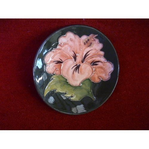 1 - A MOORCROFT HIBISCUS PATTERN PIN DISH IN CORAL AND GREEN, WITH IMPRESSED MARK - 12CM DIA