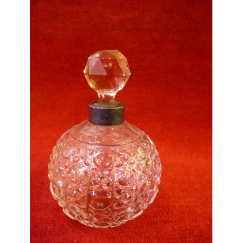 27 - A MID 20TH CENTURY CUT GLASS PERFUME ATOMISER WITH STERLING SILVER TOP - ETCHED BRIERLEY MARK TO BAS... 