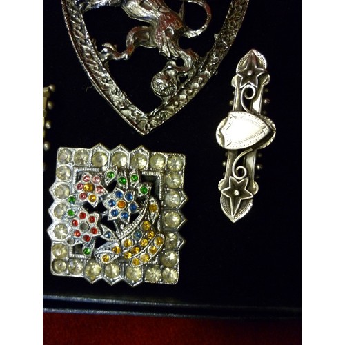 69 - INTERESTING SELECTION OF ANTIQUE AND VINTAGE JEWELLERY INC A VICTORIAN HALLMARKED SILVER BAR BROOCH ... 