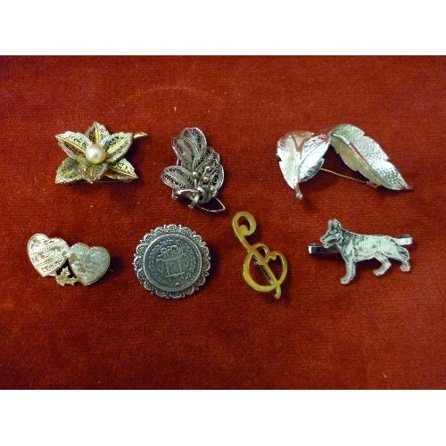 72 - A COLLECTION OF ANTIQUE AND VINTAGE BROOCHES INCLUDING AN 18TH CENTURY FRENCH WATCH PART BROOCH IN Y... 