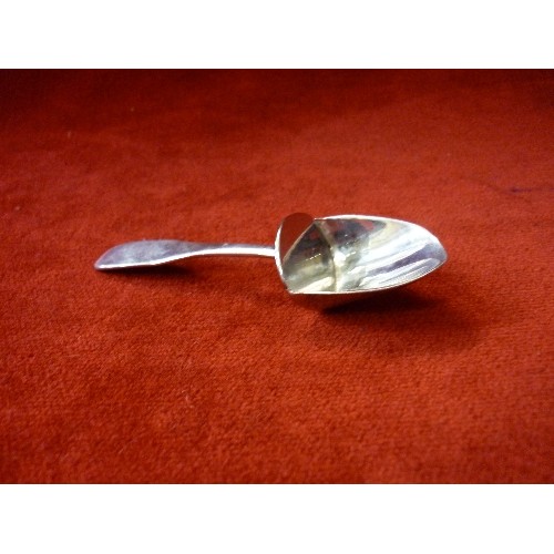 98 - A VICTORIAN STERLING SILVER SUGAR SHOVEL - LONDON 1845, JOHN JAMES WHITING - 27 GRAMS