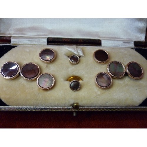 62 - A GOOD QUALITY CIRCA 1920 MOTHER OF PEARL AND GOLD PLATED CUFFLINK AND SHIRT & COLLAR STUD SET - ALL... 