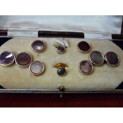 62 - A GOOD QUALITY CIRCA 1920 MOTHER OF PEARL AND GOLD PLATED CUFFLINK AND SHIRT & COLLAR STUD SET - ALL... 