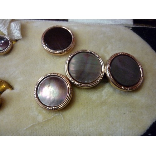 62 - A GOOD QUALITY CIRCA 1920 MOTHER OF PEARL AND GOLD PLATED CUFFLINK AND SHIRT & COLLAR STUD SET - ALL... 