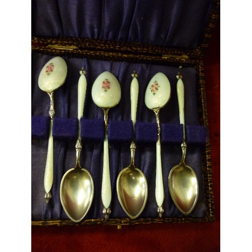 65 - A BEAUTIFUL SET OF CIRCA 1930's NORWEGIAN STERLING SILVER AND GUILLOCHE ENAMEL SPOONS WITH A PINK RO... 