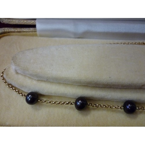 63 - A BEAUTIFUL MID 20TH CENTURY 9CT GOLD AND BLACK PEARL NECKLACE IN A FITTED BOX MARKED 