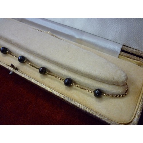 63 - A BEAUTIFUL MID 20TH CENTURY 9CT GOLD AND BLACK PEARL NECKLACE IN A FITTED BOX MARKED 