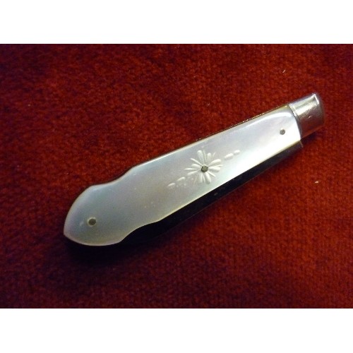 43 - A STERLING SILVER FRUIT KNIFE WITH MOTHER OF PEARL HANDLE - SHEFFIELD 1934- WILLIAM NEEDHAM - 11CM W... 