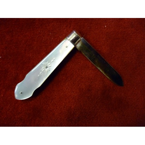 43 - A STERLING SILVER FRUIT KNIFE WITH MOTHER OF PEARL HANDLE - SHEFFIELD 1934- WILLIAM NEEDHAM - 11CM W... 