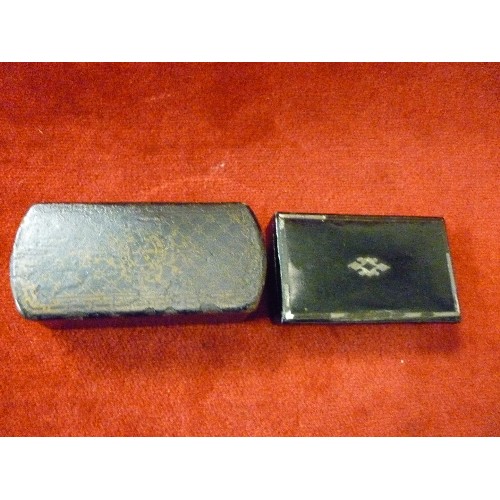 40 - TWO EARLY 19TH CENTURY PAPIER MACHE SNUFF BOXES, ONE WITH PEWTER INLAY, THE OTHER WITH GILT DESIGN