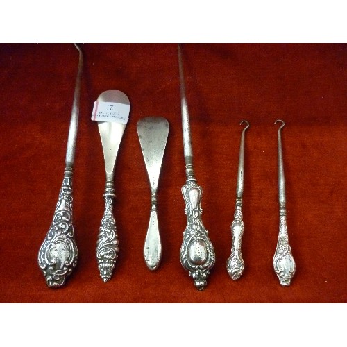 21 - 4 x SILVER HANDLED BUTTON HOOKS AND 2 SILVER HANDLED SHOE HORNS - INCLUDES AN ART NOUVEAU EXAMPLE, B... 