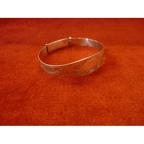 19 - AN EARLY 20TH CENTURY SILVER EXPANDING CHILDS BRACELET MARKED 