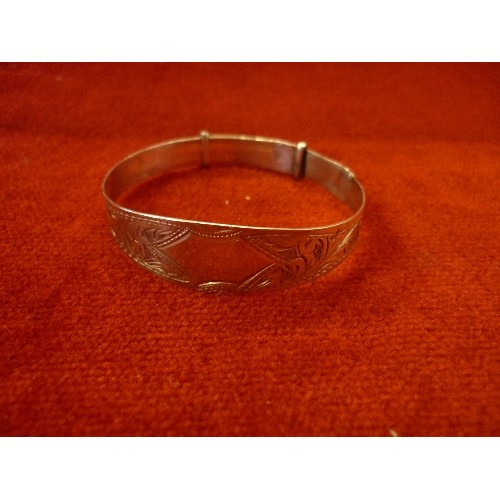 19 - AN EARLY 20TH CENTURY SILVER EXPANDING CHILDS BRACELET MARKED 