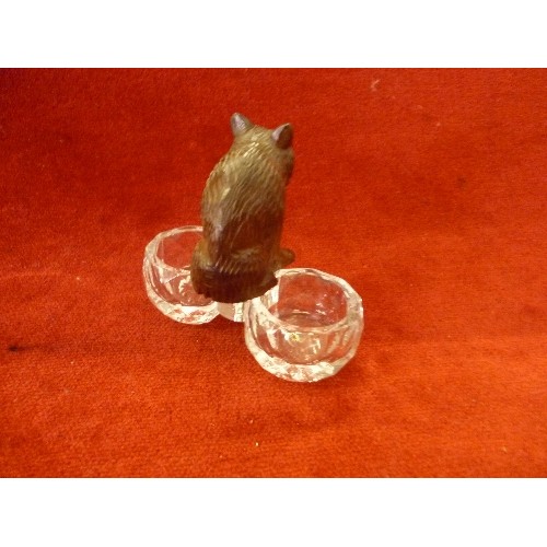 59 - AN UNUSUAL EARLY 20TH CENTURY TABLE SALT WITH CARVED BLACK FOREST BEAR & PRESSED GLASS DOUBLE SALT