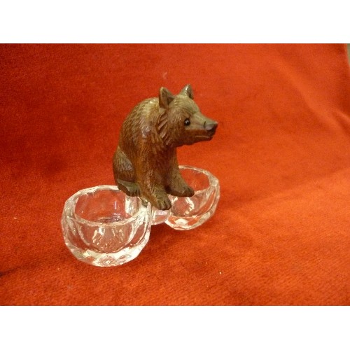 59 - AN UNUSUAL EARLY 20TH CENTURY TABLE SALT WITH CARVED BLACK FOREST BEAR & PRESSED GLASS DOUBLE SALT