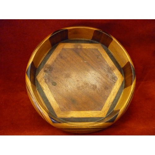 51 - A VINTAGE LARGE TURNED WOOD BOWL MADE FROM DIFFERENT HARDWOODS - 35CM DIA - POSSIBLY AN EXAM PIECE F... 