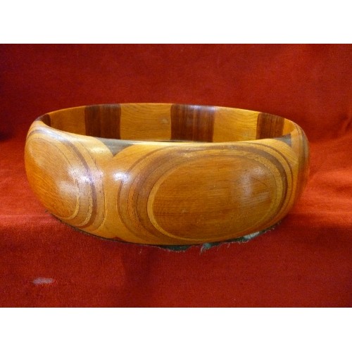 51 - A VINTAGE LARGE TURNED WOOD BOWL MADE FROM DIFFERENT HARDWOODS - 35CM DIA - POSSIBLY AN EXAM PIECE F... 