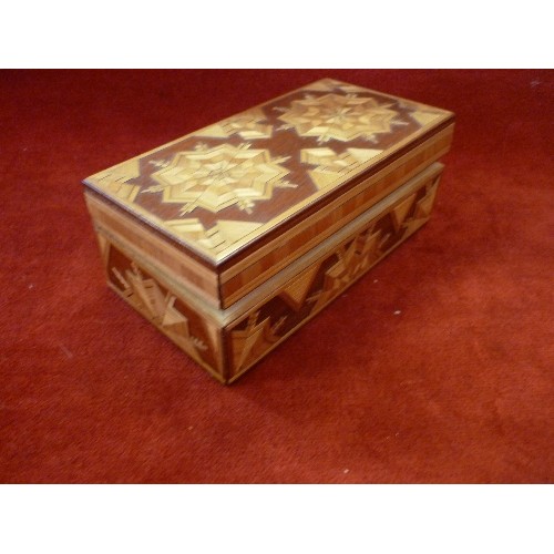 52 - A BEAUTIFULLY MADE STRAW WORK MARQUETRY BOX (CONTENTS OF SAFETY PINS)