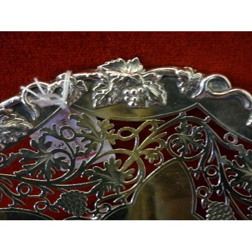 31 - A SUPERB STERLING SILVER TAZZA, WITH ORNATE PIERCED WORK AND OUTER RIM IN A GRAPEVINE PATTERN.  SHEF... 