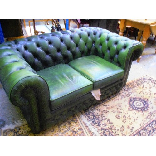 432 - A THOMAS LLOYD GREEN LEATHER CHESTERFIELD TWO SEATER SOFA - 156CM X 84CM X 70CM - DAMAGE ON ONE ARM