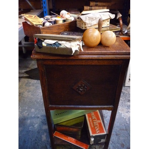 422 - A VERY GOOD 1920'S SEWING BOX TABLE WITH A LARGE QUANTITY OF ORIGINAL CONTENTS FROM THE EARLY TO MID... 