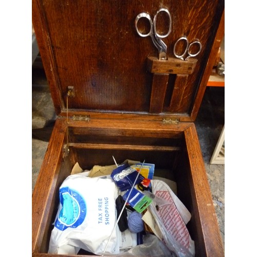 422 - A VERY GOOD 1920'S SEWING BOX TABLE WITH A LARGE QUANTITY OF ORIGINAL CONTENTS FROM THE EARLY TO MID... 